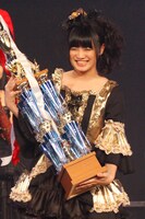 オープニングテーマを歌う鈴木このみ。