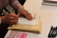 サインをする水沢。