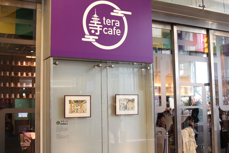 「寺カフェ」の外には「寺ガール」の原画が展示されている。