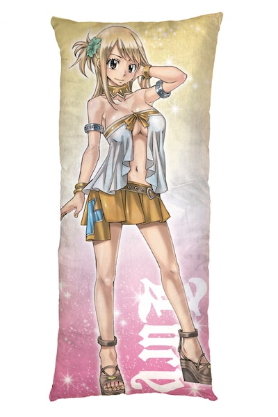 「タイトーくじ本舗 FAIRY TAIL」A賞のロングクッション。（表）(C)真島ヒロ／講談社・フェアリーテイル製作ギルド・テレビ東京