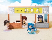 「C賞 海の家れもんステージセット」と「F賞 ちびきゅんキャラ『侵略!?イカ娘』」と組み合わせた図。(C)安部真弘(週刊少年チャンピオン)/海の家れもん2号店