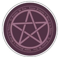 「ルイズのフタ付きマグカップ」の蓋デザイン。(C)2012 ヤマグチノボル・メディアファクトリー／ゼロの使い魔Ｆ製作委員会