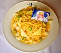 巫女服姿のルイズをイメージした「魔法陣パスタ」。(C)2012 ヤマグチノボル・メディアファクトリー／ゼロの使い魔Ｆ製作委員会