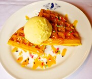 「選べる元素の兄弟ワッフル」から、ダミアンをイメージしたワッフル。(C)2012 ヤマグチノボル・メディアファクトリー／ゼロの使い魔Ｆ製作委員会