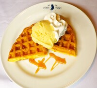 「選べる元素の兄弟ワッフル」から、ドゥドゥーをイメージしたワッフル。(C)2012 ヤマグチノボル・メディアファクトリー／ゼロの使い魔Ｆ製作委員会