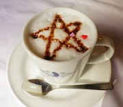 キャラクターイメージドリンク「巫女ルイズ」。(C)2012 ヤマグチノボル・メディアファクトリー／ゼロの使い魔Ｆ製作委員会