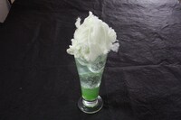 「クールアフロ」キウイ味のアルコールドリンクに、アフロをイメージしたワタパチをライドオン。