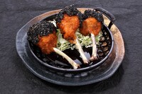 チキンの上にゴマのアフロをかぶせた「アフロ鶏唐」。唐揚げだけに、注文すればテンションもアゲアゲだ。