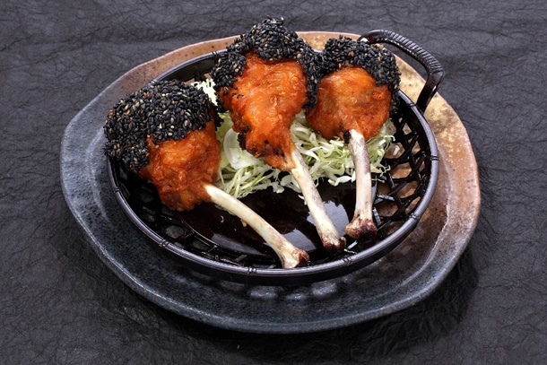 チキンの上にゴマのアフロをかぶせた「アフロ鶏唐」。唐揚げだけに、注文すればテンションもアゲアゲだ。