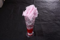 苺味のノンアルコールドリンクにワタパチを乗せた「LOVEアフロ」。