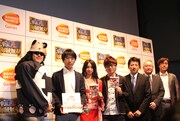 左からバンダイナムコゲームス「ONE PIECE」ゲームプロデューサー・中島光司、瓶子編集長、芹那、オリエンタルラジオ藤森、ソニー・コンピュータエンタテインメントジャパンの河野弘、バンダイナムコゲームス代表取締役副社長の鵜之澤伸、「ω-Force」プロデューサー・鯉沼久史。
