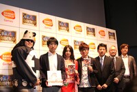 左からバンダイナムコゲームス「ONE PIECE」ゲームプロデューサー・中島光司、瓶子編集長、芹那、オリエンタルラジオ藤森、ソニー・コンピュータエンタテインメントジャパンの河野弘、バンダイナムコゲームス代表取締役副社長の鵜之澤伸、「ω-Force」プロデューサー・鯉沼久史。