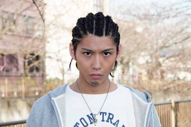ハヤト役を務める賀来賢人。特徴のコーンロウも見事に再現。