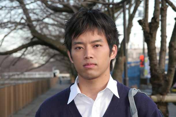 トモキ役を演じる三浦貴大。