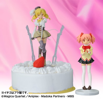 「魔法少女まどか☆マギカ『もう何も恐くない』ケーキ 豪華版」の見本。ケーキはピーチとパインをサンドしたもので、イチゴは台座に付属するプラスチック製につき注意しよう。(C)Magica Quartet/Aniplex・Madoka Partners・MBS