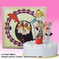 「魔法少女まどか☆マギカ『もう何も恐くない』ケーキ 豪華版」の見本。お菓子の魔女をあしらった箱にも注目だ。(C)Magica Quartet/Aniplex・Madoka Partners・MBS