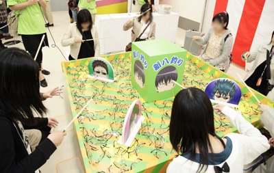 アトラクション「新八釣り」。めがね＝新八を釣りまくろう。写真は昨年10月に開催された東京・池袋サンシャイン会場の様子。(C)空知英秋／集英社・テレビ東京・電通・サンライズ・アニプレックス