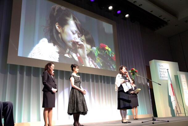 マンガ部門の大賞を受賞した岩岡ヒサエは、感激で声を詰まらせながら感謝の言葉を述べた。
