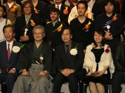 贈呈式終了後の記念撮影風景。前列右が岩岡ヒサエ。後列左より、しりあがり寿、パコロカ。