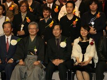 贈呈式終了後の記念撮影風景。前列右が岩岡ヒサエ。後列左より、しりあがり寿、パコロカ。