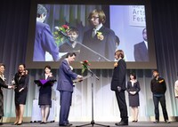 「あの日からのマンガ」で優秀賞を受賞した、しりあがり寿。