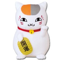 ラストワン賞としてプレゼントされる「招きニャンコ先生ぬいぐるみ」。（c）緑川ゆき・白泉社／「夏目友人帳」製作委員会