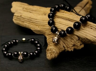 ベヘリット・ブレスレット。写真左より「蝕」、「覇王」。（C）三浦建太郎／白泉社