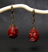 ベヘリット・キーチャーム。写真左より「覇王」、「蝕」。（C）三浦建太郎／白泉社