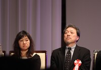 審査委員の角田光代（左）、かわぐちかいじ（右）。