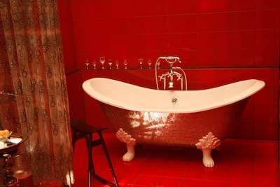 りりこの部屋のバスタブ「アルバ・プラチナム」。(C)2012 映画『ヘルタースケルター』製作委員会