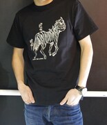 「さすらいアフロ田中トラウマTシャツ」の着用例。(C)のりつけ雅春/小学館