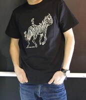 「さすらいアフロ田中トラウマTシャツ」の着用例。(C)のりつけ雅春/小学館