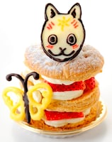 横浜夢本舗で販売される「ギンのさくさくミルフィーユ」。価格は630円。 (C)緑川ゆき・白泉社/「蛍火の杜へ」製作委員会