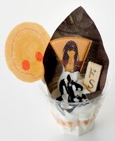 サンタチューボー！にて販売される「蜻蛉&カルタのアイスパフェ、悦いぞ悦いぞー！」。価格は680円。 (C)藤原ここあ/スクウェアエニックス・「妖狐×僕SS」製作委員会・MBS