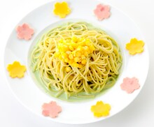 イタリアントマトで販売される「茶道部 春の抹茶クリームパスタ」。価格は900円。(C)堀田きいち/スクウェアエニックス・「君と僕。」製作委員会