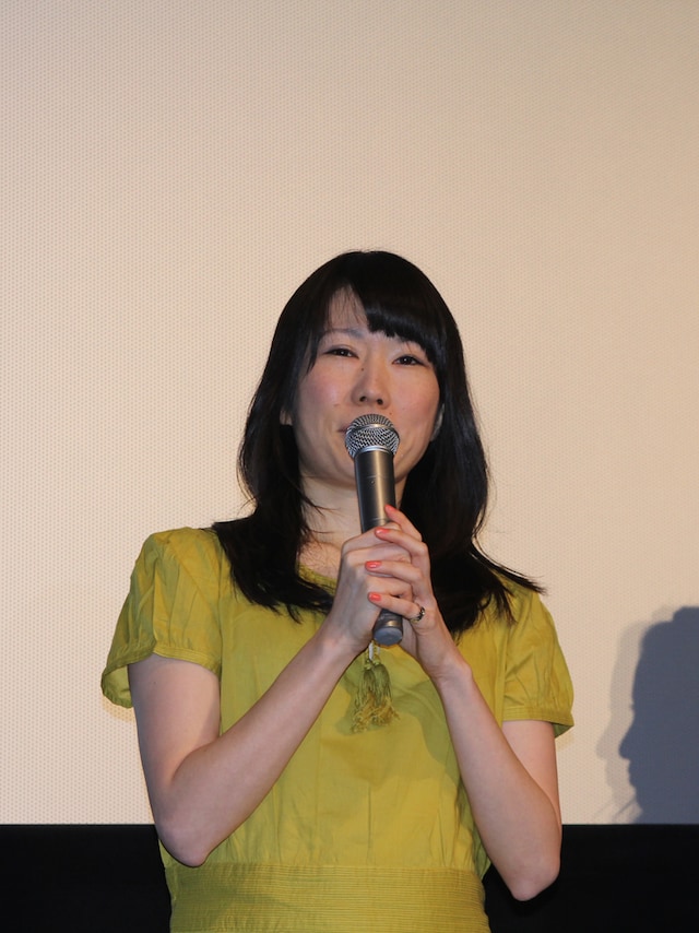 緊張した面持ちで映画化への感想を語る小畑友紀。