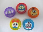 「金太郎あめ」の中には5キャラクター分の飴が入っている。