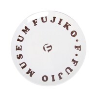 ミュージアムのロゴがあしらわれた「カフェプレート」。