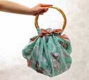 「大判風呂敷 オチビとシロツメ草」はかばんとして使うことも。 ※写真のリングは、商品には含まれておりません OCHIBISAN (c) ANNO MOYOCO