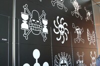 入り口付近にはさまざまな海賊旗のマークが。