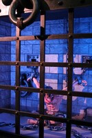 囚われたエースの等身大フィギュア。