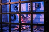 囚われたエースの等身大フィギュア。影の位置までしっかりと再現されている。