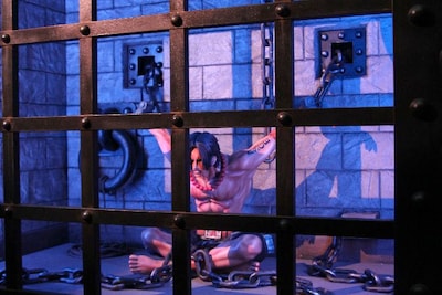 囚われたエースの等身大フィギュア。影の位置までしっかりと再現されている。