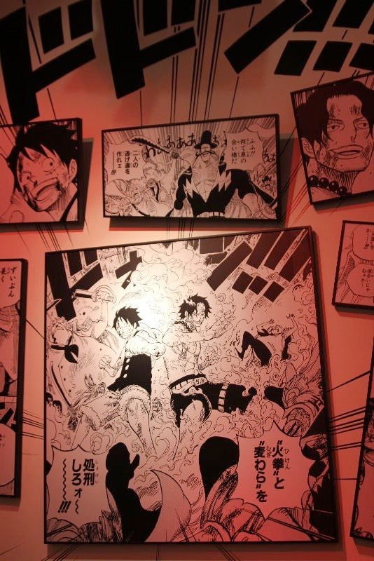 展示終盤、照明は白から赤へ。