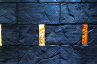 壁の穴を覗くと、「ニューカマーランド」の囚人たちが酒池肉林の宴を……。