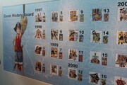 壁には単行本1巻から最新刊までの表紙が展示されている。