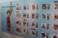 壁には単行本1巻から最新刊までの表紙が展示されている。