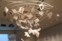 尾田栄一郎の机の上には、舞い上がる原稿のインスタレーションが。