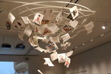 尾田栄一郎の机の上には、舞い上がる原稿のインスタレーションが。