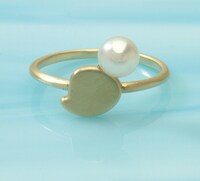 「オチビサン プチパールリング」18900円。OCHIBISAN (c) ANNO MOYOCO